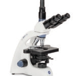 Microscopio trinocular