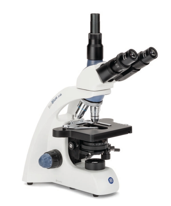 Microscopio trinocular